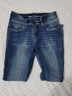 Wallflower Women's Size 11 Reg-Dark Blue Ankle Jeans